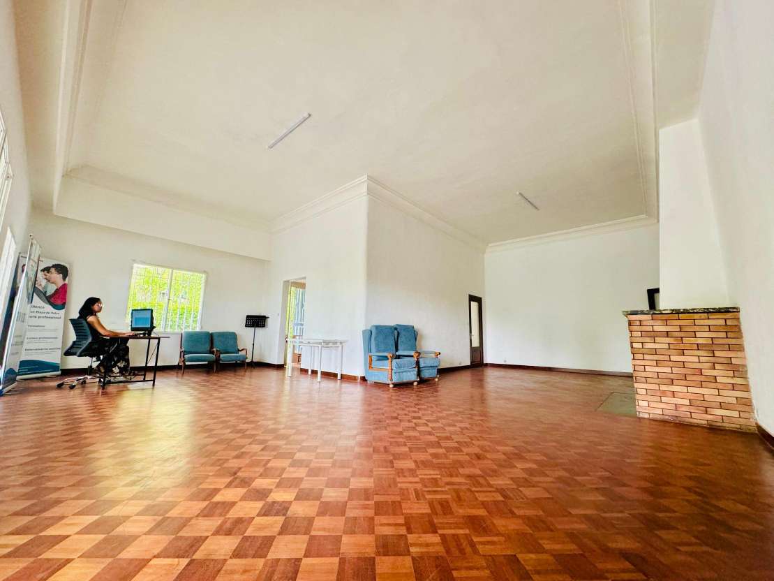Organisez votre événement avec élégance dans notre grande salle de conférence Prestige !
